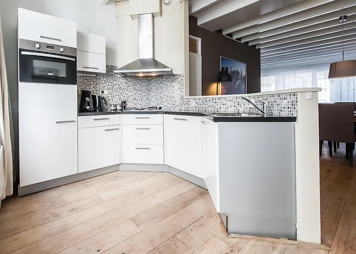 Short Group Staalmeesters Serviced * Amesterdão