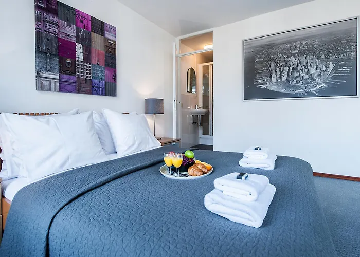 Short Group Staalmeesters Serviced * Amesterdão