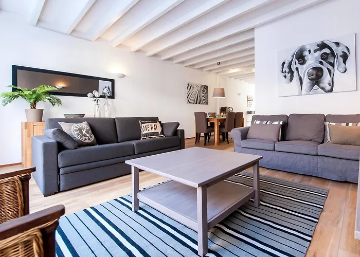 Short Group Staalmeesters Serviced Amesterdão